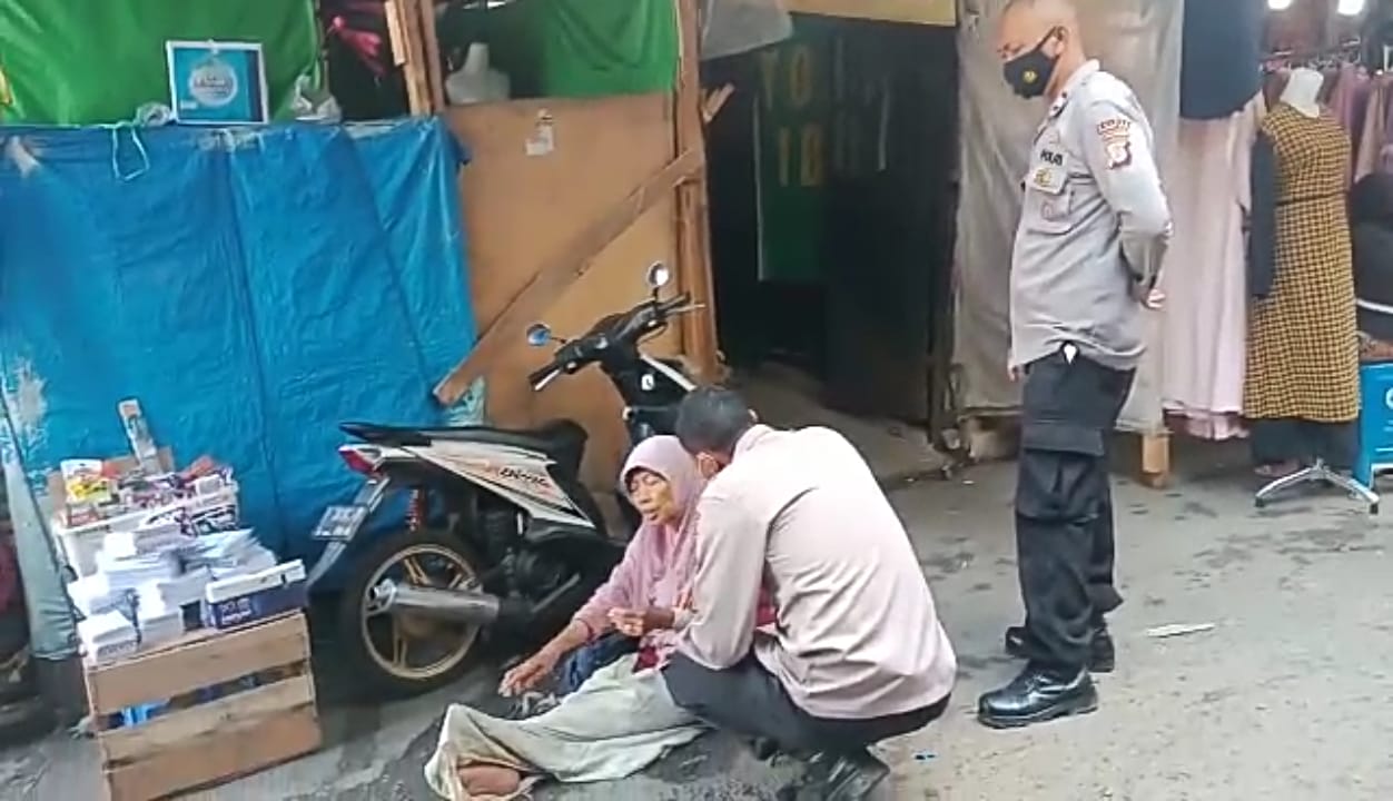 Polisi Dokkes Polres Sukabumi Kota, Blusukan ke Pasar Bujuk Warga Vaksinasi.