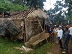 Kadis PU Kabupaten Sukabumi pantau langsung bedah rumah dalam giat jumat berkah
