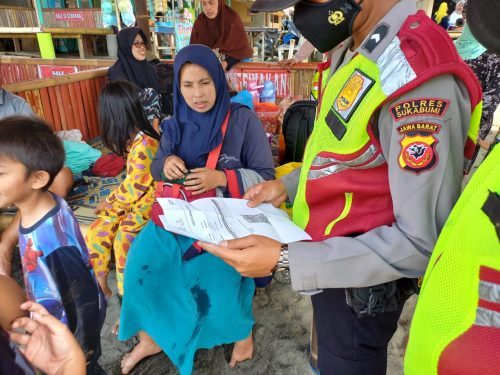 Personel Polres Sukabumi bantu penggunaan aplikasi pedulilindungi