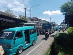 Truk Mogok Akibatkan Kemacetan Panjang di Jalan Kadupugur Sukabumi.