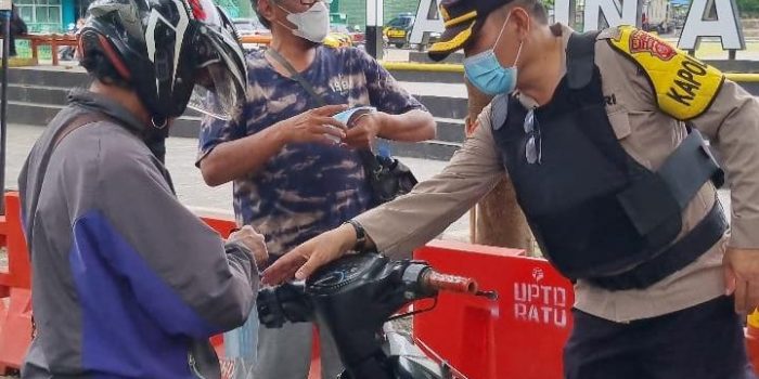 Operasi Yustisi oleh muspika palabuhanratu dan pembagian masker gratis