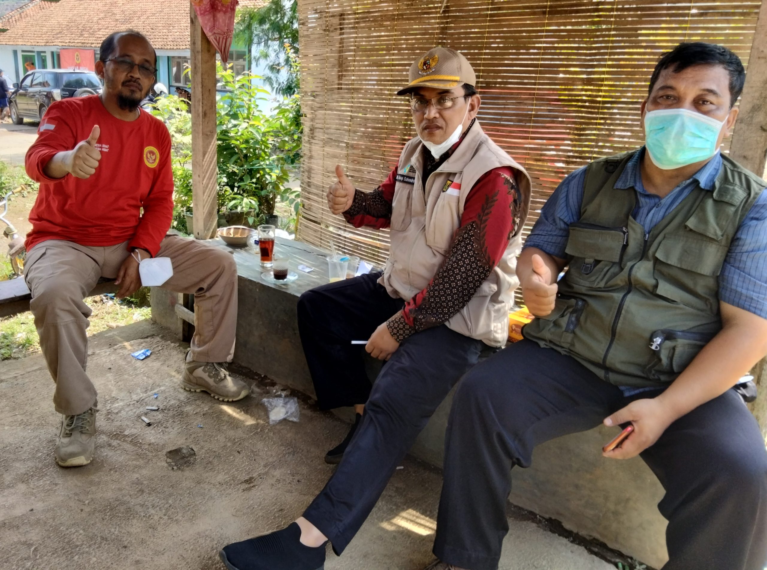 Kaposda BIN Kabupaten Sukabumi bersama Camat Gunungguruh melepas lelah di warung sebelah pos pelaksanaan vaksinasi