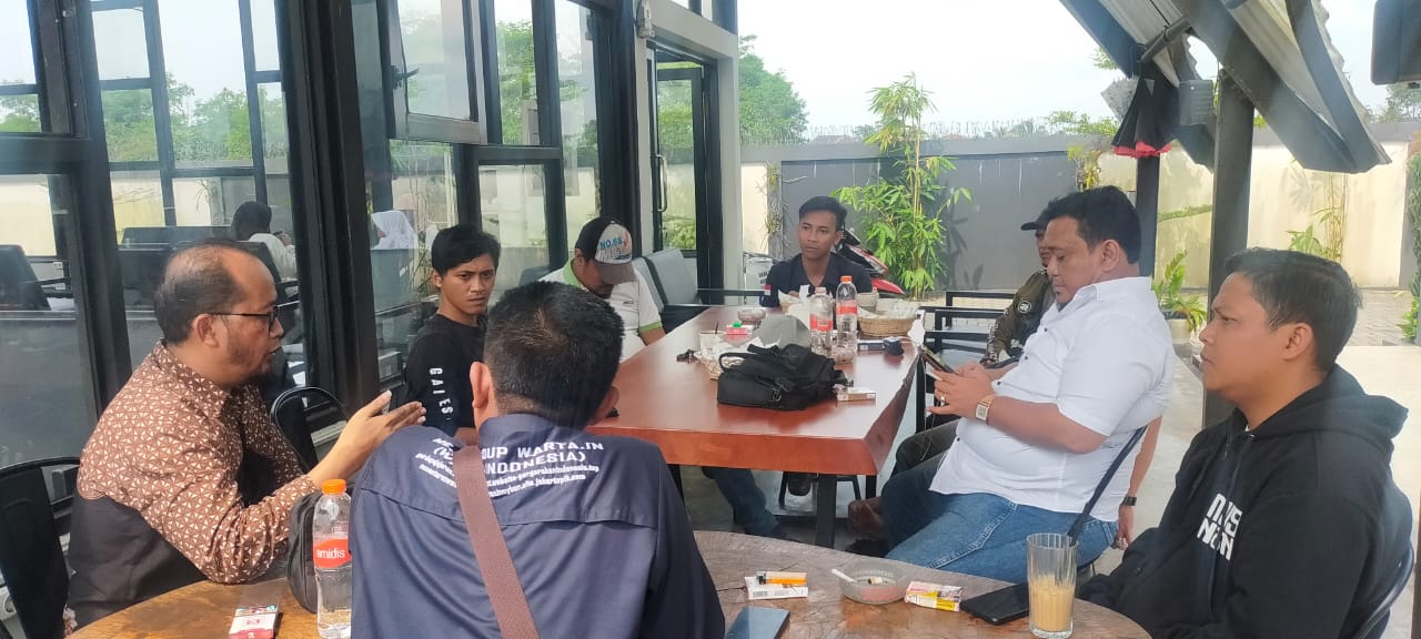 Diskusi kebangsaan yang digelar FDSI dan SMSI Sukabumi Raya di Cafe KabarBaik Jalur Sukabumi