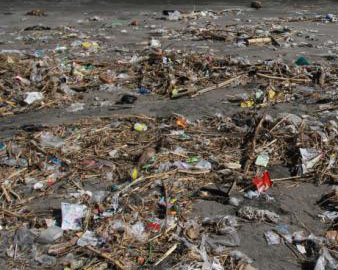 Tumpukan sampah di Pesisir Pantai Talanca Loji Simpenan