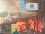 Dua Rumah Makan di Bumi Indah Ludes Terbakar: Api Mengamuk, Warga Panik Berhamburan