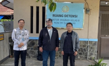 Petugas Imigrasi mengawal proses deportasi warga negara Iran yang terbukti Overstay