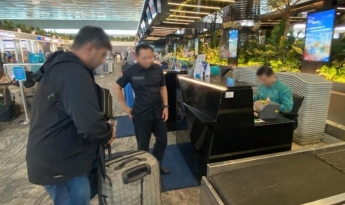 Petugas Imigrasi mengawal proses deportasi warga negara Iran yang terbukti Overstay