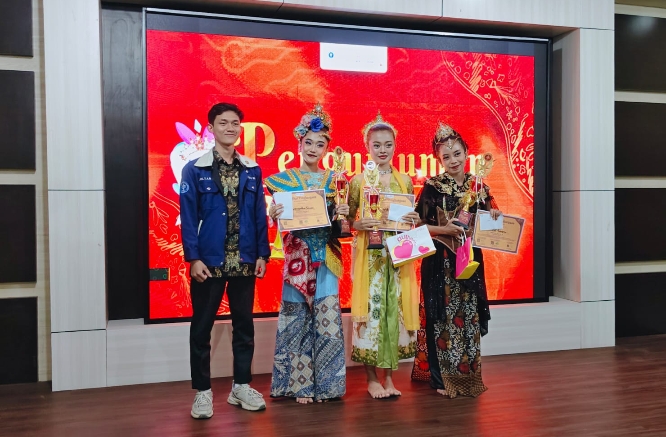 Unit Kegiatan Mahasiswa (UKM) Lingkung Seni atau Lisensi Nusa Putra University (NPU) borong Piala