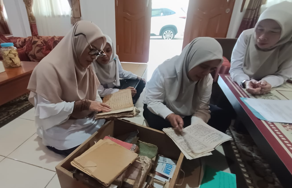 Dinas Arsip dan Perpustakaan Kabupaten Sukabumi Laksanakan Penelusuran dan Peminjaman Naskah Kuno di Pondok Pesantren Azzainiyah2