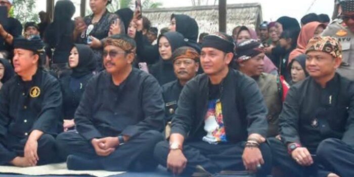 Hadir Dampingi Bupati di Seren Tahun ke 447 di Kampung Adat Kasepuhan Sirnaresmi