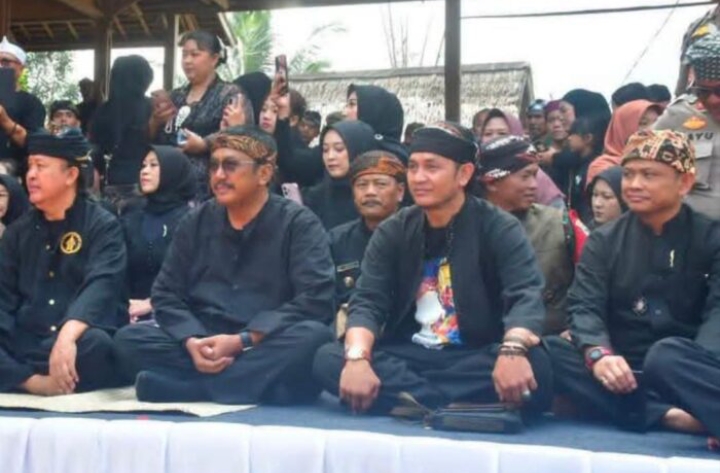 Hadir Dampingi Bupati di Seren Tahun ke 447 di Kampung Adat Kasepuhan Sirnaresmi