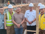 Bupati Sukabumi bersama Kadisperkim dan jajaran dalam peletakan batu pertama peremajaan kantor kecamatan Bupati Sukabumi bersama Kadisperkim dan jajaran dalam peletakan batu pertama peremajaan kantor kecamatan