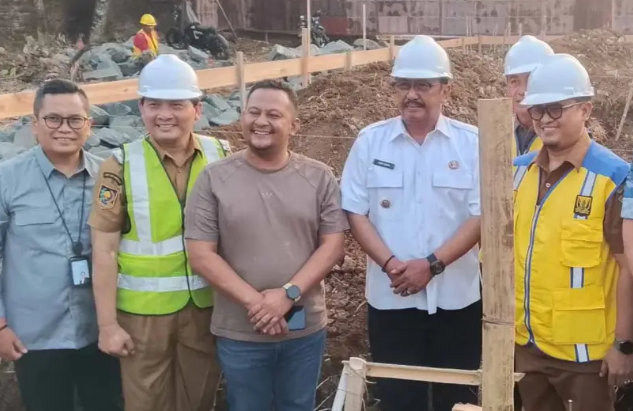 Bupati Sukabumi bersama Kadisperkim dan jajaran dalam peletakan batu pertama peremajaan kantor kecamatan