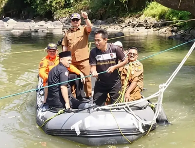 Kadisperkim dan jajaran monitoring kerusakan jembatan usai bencana