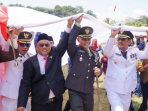 Ketua DPRD Sukabumi Budi Azhar bersama Bupati dan Wabup Turut Serta Arak Bendera Jumbo 300 Meter di Karanghawu
