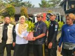 Penyerahan Bibit Mangrove dari Diskan Sukabumi ke Komunitas PENYU Penyerahan Bibit Mangrove dari Diskan Sukabumi ke Komunitas PENYU