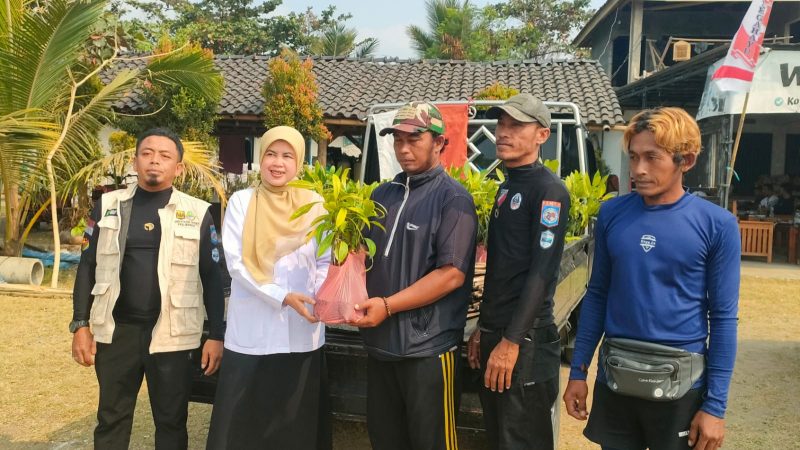 Penyerahan Bibit Mangrove dari Diskan Sukabumi ke Komunitas PENYU