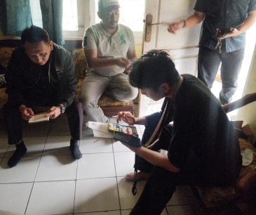 Petugas Imigrasi sedang melakukan cek lapangan atas laporan warga atas dugaan pelanggaran izin tinggal WNA