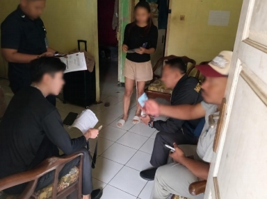 Petugas Imigrasi sedang melakukan cek lapangan atas laporan warga