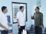Ali Sodikin, Dirut TPS, bersama Wamildan Tsani Panjaitan, Senior Director Transportation Danantara sedang meninjau fasilitas ruang tunggu pengemudi truk pengguna jasa TPS