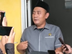 Anggota Komisi I DPRD Kab Sukabumi Andir Hidayana saat diwawancara awak media soal Evaluasi 4 hotel di Cibadak
