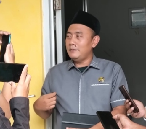 Anggota Komisi I DPRD Kab Sukabumi Andir Hidayana saat diwawancara awak media soal Evaluasi 4 hotel di Cibadak