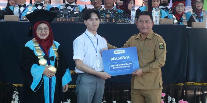 Pemkab Sukabumi Serahkan BEASISWA Bupati untuk Generasi Mencrang