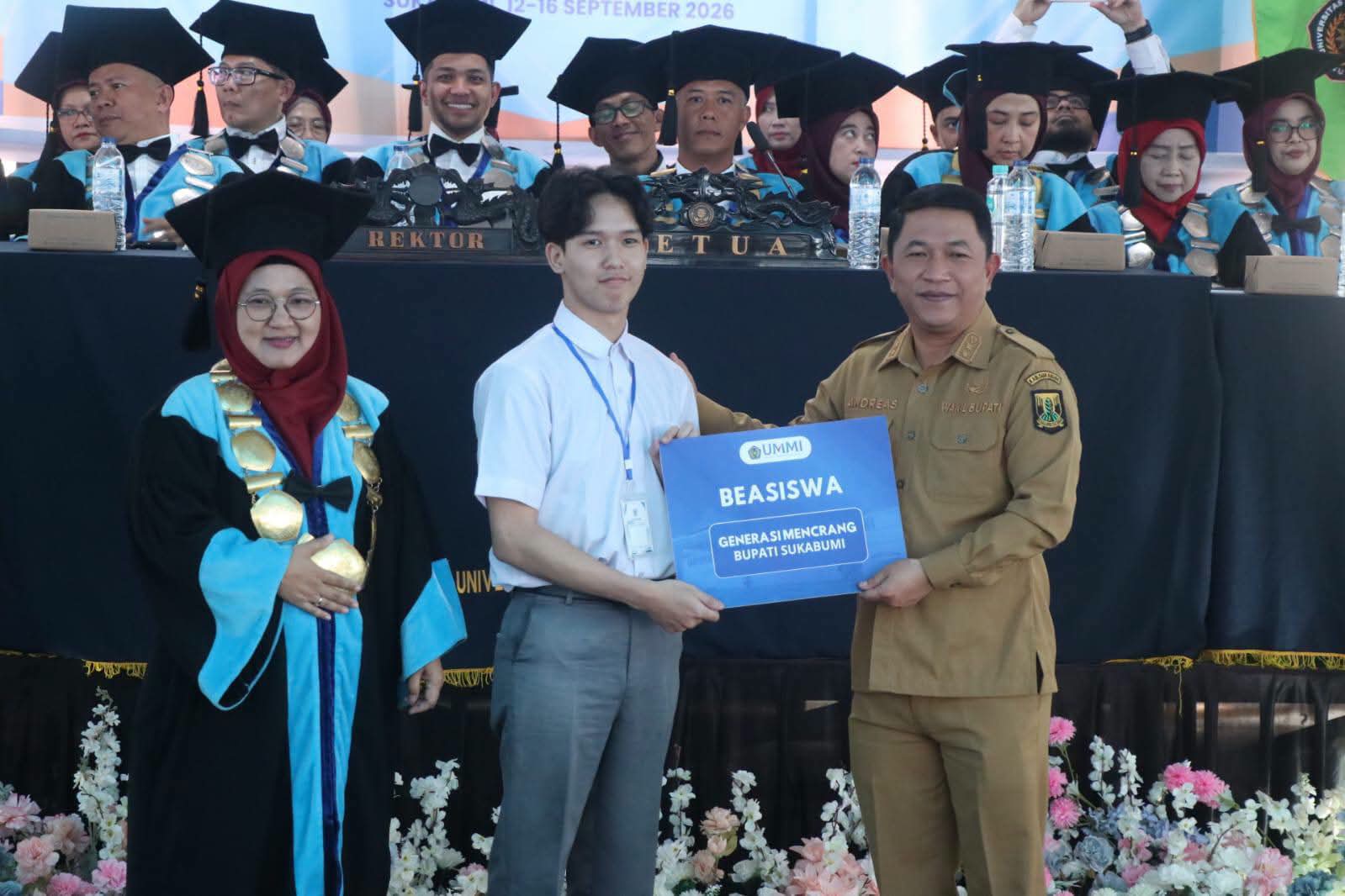 Pemkab Sukabumi Serahkan BEASISWA Bupati untuk Generasi Mencrang