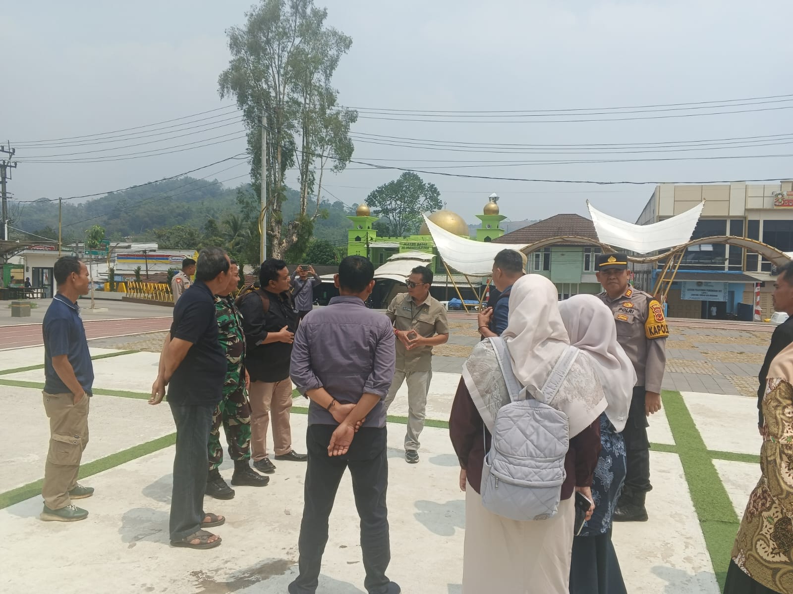 Panitia HJKS dan Panitia Festival Bonsai serta stakeholder melakukan cek lapangan untuk persiapan acara