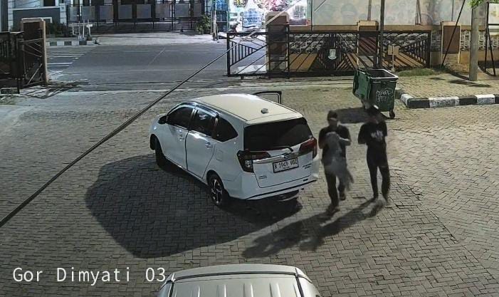 Aksi pencurian motor dan ponsel di Gedung KNPI Tangerang terekam CCTV