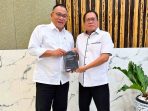 Dedi Sudarajat Serahkan Buku Hukum Ketenagakerjaan kepada Menteri LH, Tegaskan Perjuangan Buruh Tak Cukup Lewat Aksi