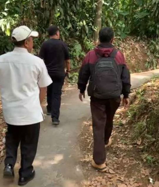 Tembus Medan Terjal Berjalan Kaki, Pimpasa Imigrasi Sukabumi beserta jajaranTelusuri Langsung Keberadaan WNA Tiongkok di Pelosok Desa Kalaparea